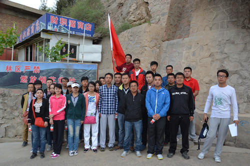 建設(shè)公司舉辦“五•四”青年登山活動(dòng)公司領(lǐng)導(dǎo)與全體團(tuán)員合影